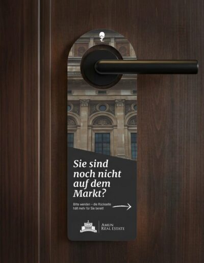 Tüanhänger Design für Immobilienmakler, Vordersetie mit dem Pfeil