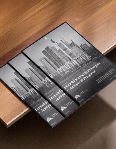 Immobilienmakler Broschüre Design mit dem Bild von Frankfurt Skyline